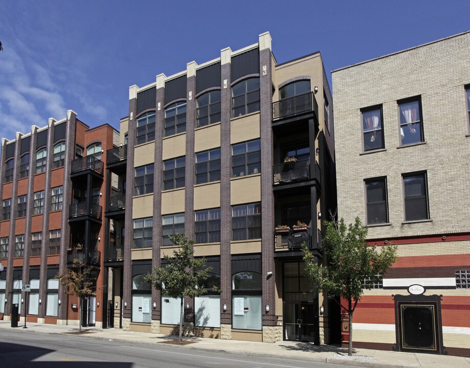 1815-21 N Milwaukee Ave in Chicago, IL - Foto de edificio