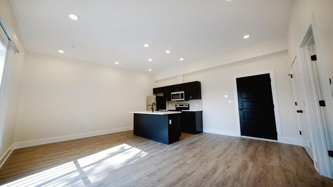 6832 Ridge Ave in Philadelphia, PA - Building Photo - Building Photo