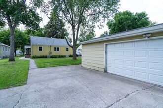 1610 9th Ave N in Grand Forks, ND - Building Photo - Building Photo