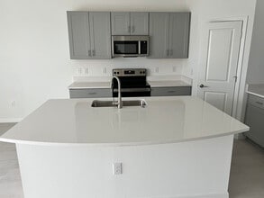 8640 Lunar Skye St in Sarasota, FL - Building Photo - Building Photo