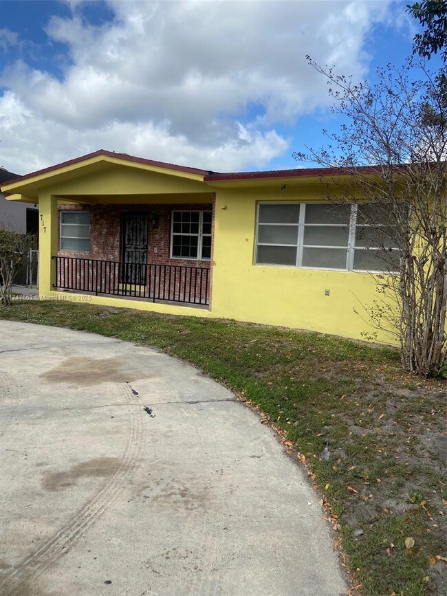 717 NW 77th St in Miami, FL - Building Photo - Building Photo