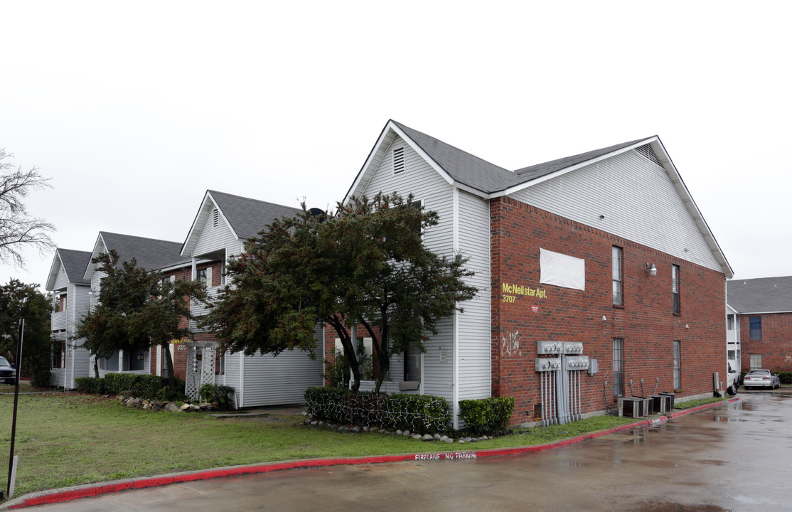 McNeil Star Apartments in Dallas, TX - Building Photo