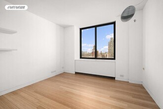 300 E 85th St in New York, NY - Building Photo - Building Photo