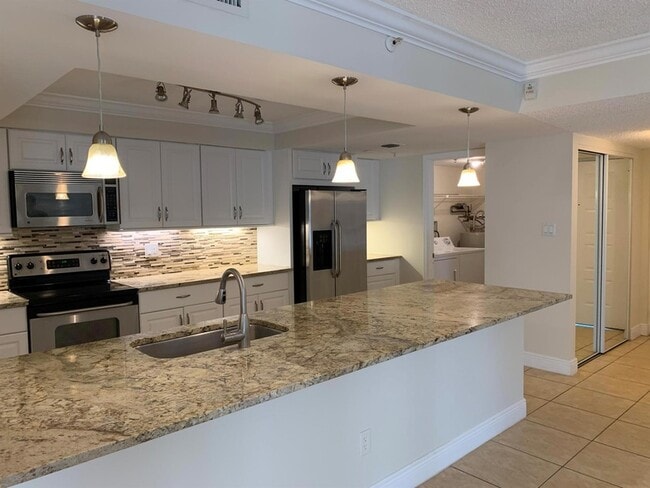 820 Lavers Cir, Unit G404 in Delray Beach, FL - Building Photo - Building Photo