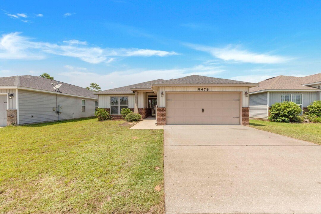 8478 Island Dr in Navarre, FL - Building Photo