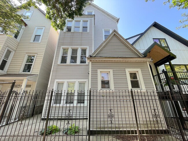 property at 2541 W Cortland St