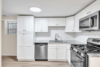 2023 W Superior St in Chicago, IL - Building Photo - Building Photo