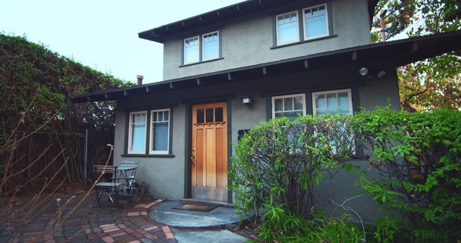 386 E Altadena Dr in Altadena, CA - Foto de edificio - Building Photo