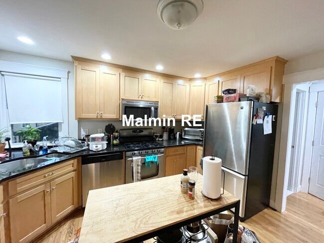 27 Iroquois St, Unit 1 in Boston, MA - Building Photo - Building Photo