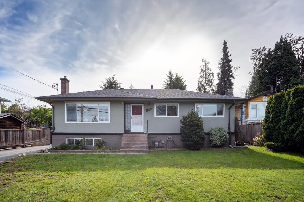 859 Blue Mountain St in Coquitlam, BC - Building Photo
