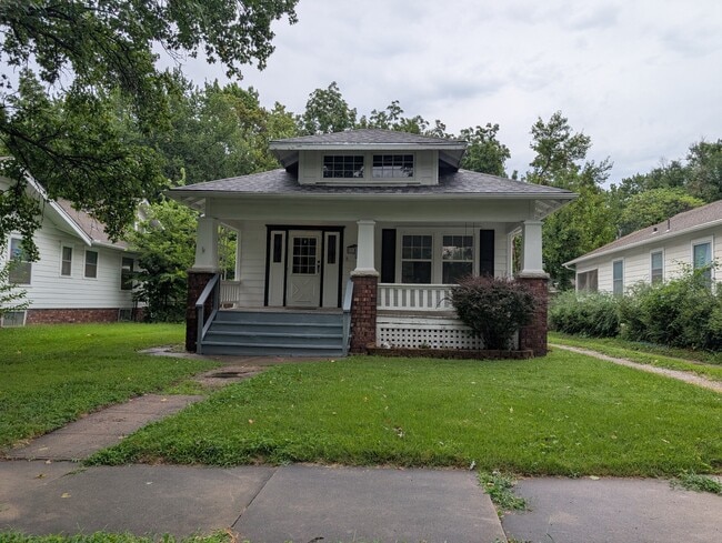 property at 214 SW Broadmoor Ave