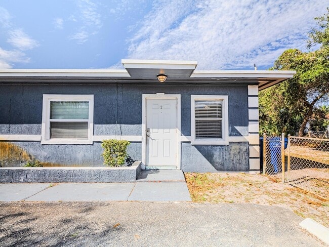 112 W 34th St, Unit 1 in Riviera Beach, FL - Foto de edificio - Building Photo