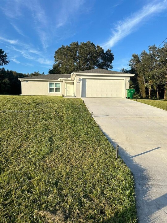 2019 Detroit Dr in La Belle, FL - Building Photo