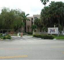 8615 NW 8th St in Miami, FL - Building Photo