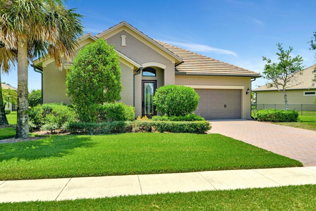 3600 Siena Cir in Wellington, FL - Building Photo