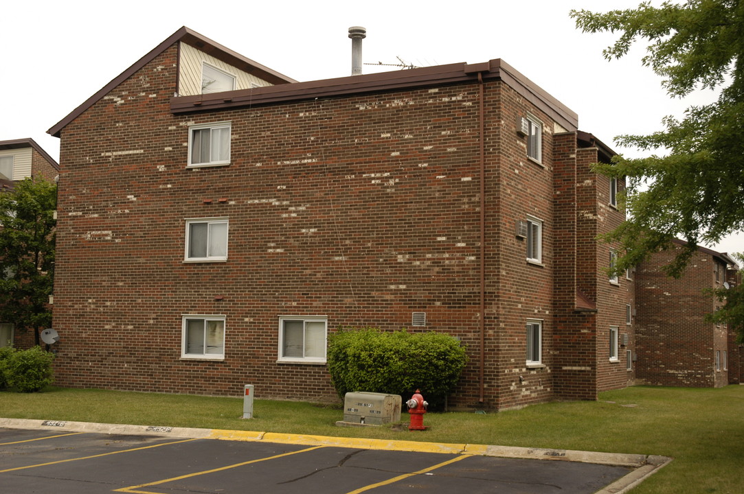 638 Pleasant Run in Wheeling, IL - Foto de edificio