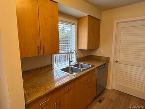 5580 Sunnycrest Dr in West Bloomfield Township, MI - Building Photo - Building Photo