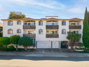 Parker Villa Apartments in Berkeley, CA - Foto de edificio - Building Photo