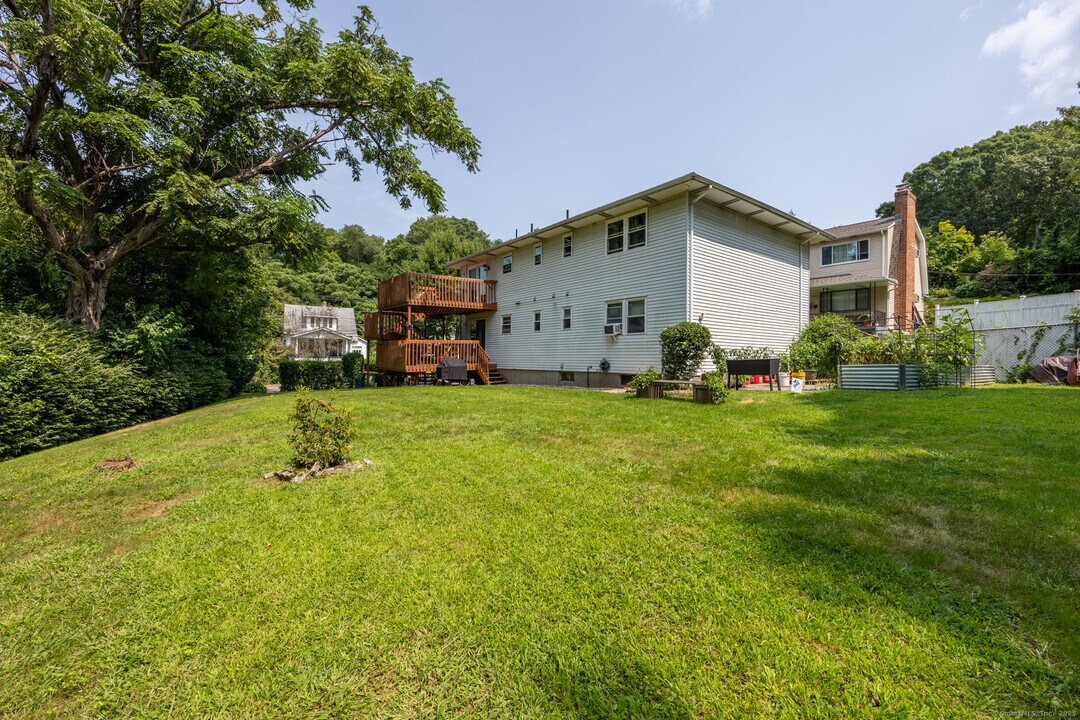 24 Cedar Ave in Waterbury, CT - Building Photo
