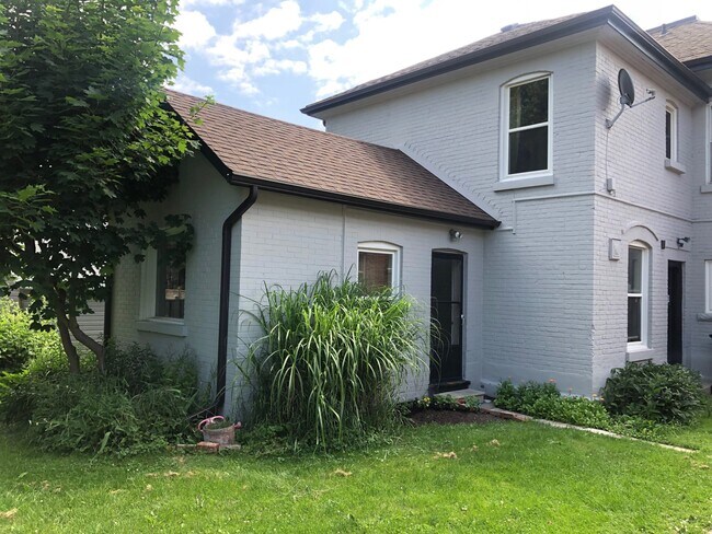 20 Church St E in Brampton, ON - Building Photo - Building Photo