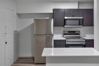 4037 SW 65th Ave in Miami, FL - Building Photo - Building Photo