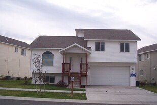 1101 West Dr in Airway Heights, WA - Building Photo