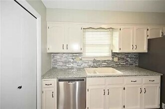 1102 Hampton Dr in Platte City, MO - Foto de edificio - Building Photo