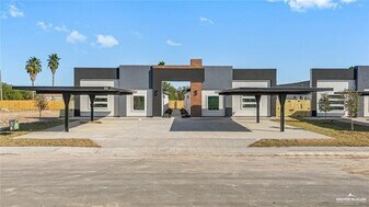 9 Buccaneer Dr in Hidalgo, TX - Building Photo