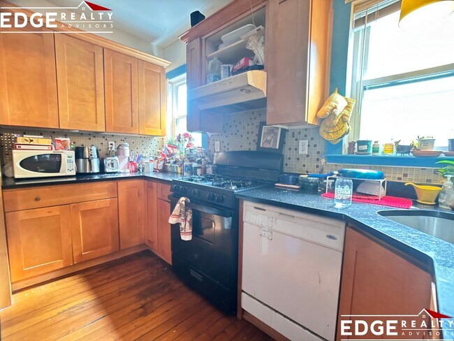 5 Mapleton St, Unit 1 in Boston, MA - Building Photo - Building Photo