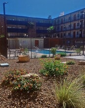 Courtyard 525 Apartments in Las Vegas, NV - Foto de edificio - Building Photo
