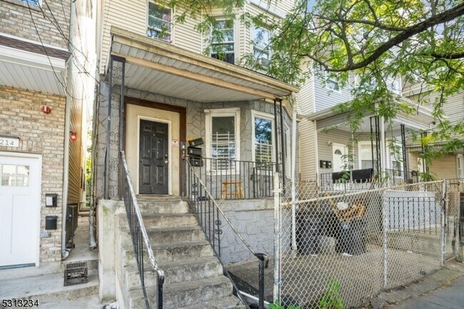 216 S 10th St-Unit -3 in Newark, NJ - Building Photo - Building Photo