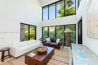 650 Curtiswood Dr in Key Biscayne, FL - Building Photo - Building Photo