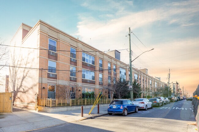 Manzione Red Hook Co-ops in Brooklyn, NY - Foto de edificio - Building Photo