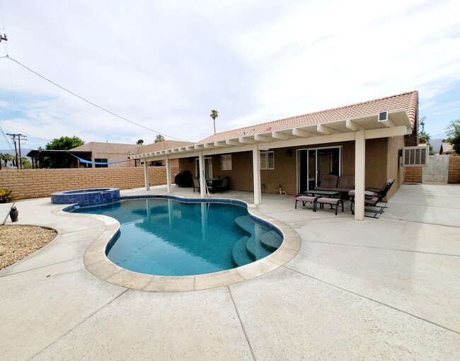 43830 Buena Cir in Palm Desert, CA - Foto de edificio - Building Photo