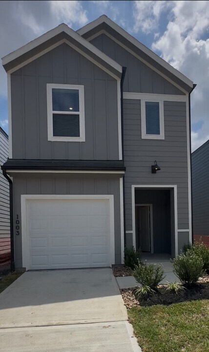 1003 Moon Drop Ln in Houston, TX - Building Photo