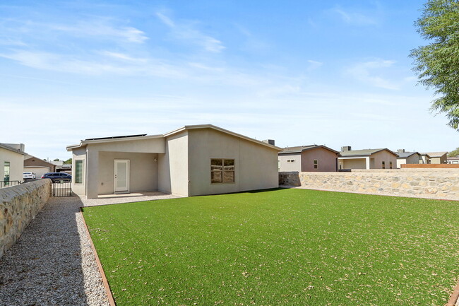 480 Deserts Dr in Socorro, TX - Foto de edificio - Building Photo