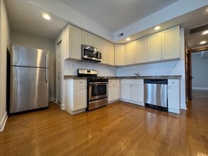 3050 N Milwaukee Ave, Unit 2R in Chicago, IL - Building Photo - Building Photo
