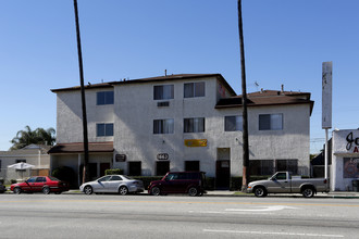 Avalon Villa Apartments in Wilmington, CA - Building Photo - Building Photo