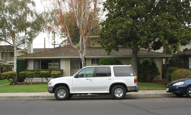 2013 Town And Country Ln in Santa Clara, CA - Foto de edificio - Building Photo