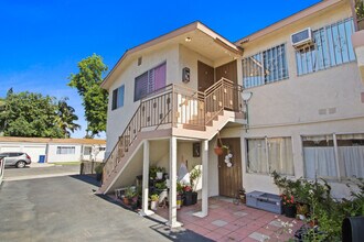 10024 Elizabeth Ave in South Gate, CA - Foto de edificio - Building Photo
