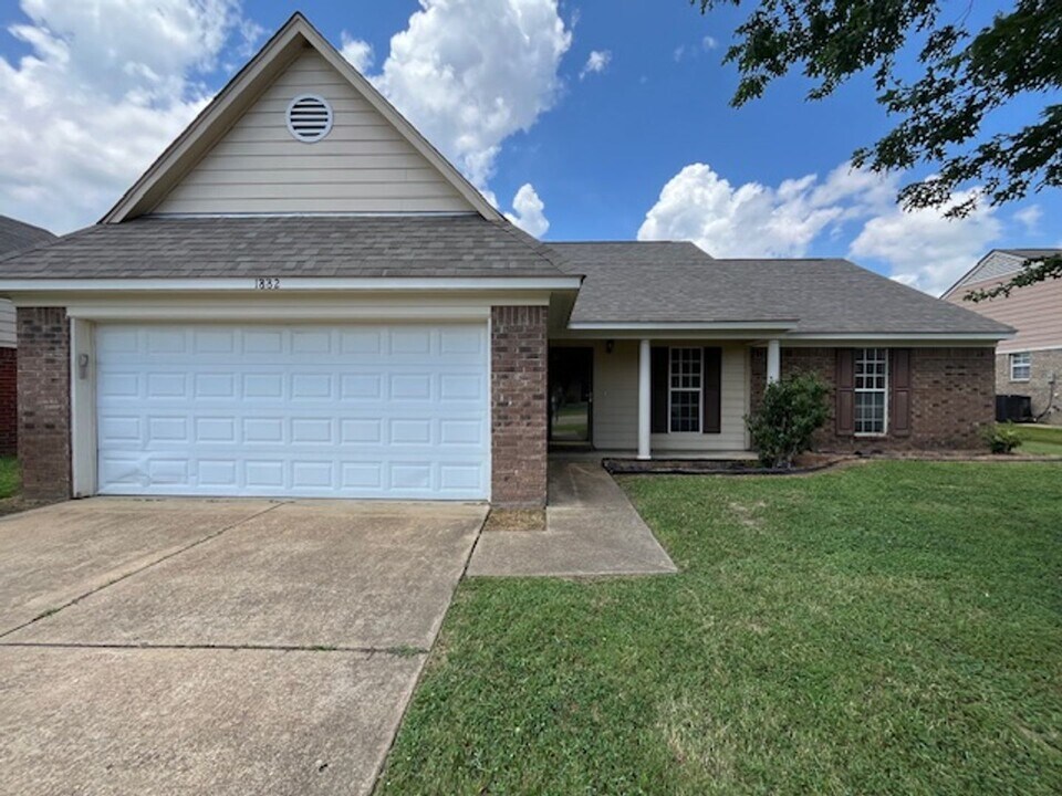 1882 Cresent Ln in Southaven, MS - Building Photo
