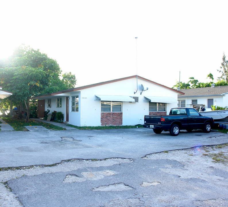 4040-4060 SW 58th Ter in Fort Lauderdale, FL - Building Photo