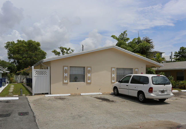 805 NE 23rd Dr in Wilton Manors, FL - Building Photo - Building Photo