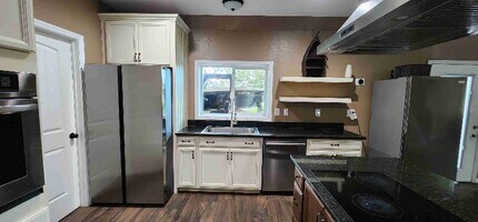 6835 Purvis Ln in Baytown, TX - Foto de edificio - Building Photo