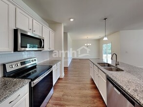 7077 Creeksong Dr in Douglasville, GA - Foto de edificio - Building Photo