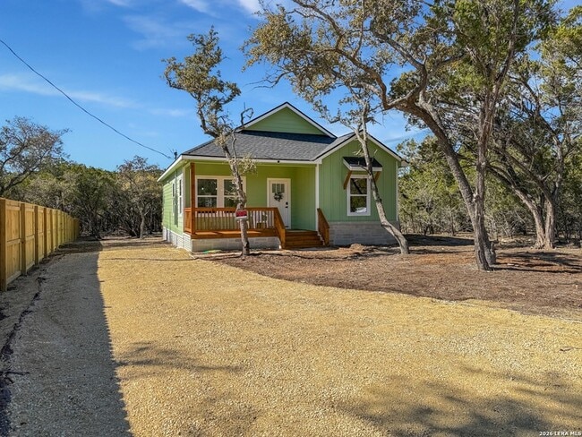 656 Skyline Dr in Bandera, TX - Foto de edificio - Building Photo