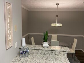 5743 Wells Cir in Stone Mountain, GA - Foto de edificio - Building Photo