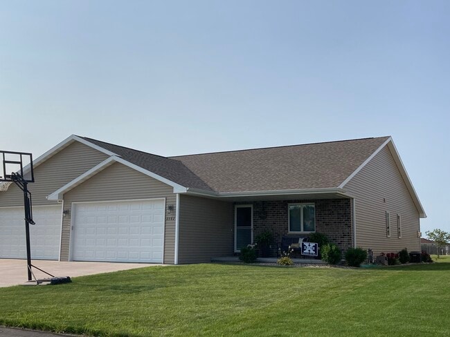 2382 Jacobsen Rd in Neenah, WI - Foto de edificio - Building Photo