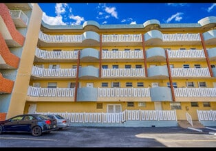 7900 Tatum Waterway Dr, Unit 314 in Miami Beach, FL - Foto de edificio - Building Photo