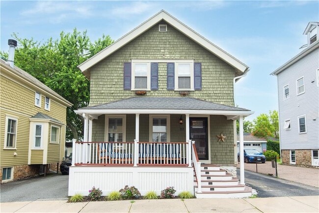 32 Hammond St in Newport, RI - Building Photo - Building Photo